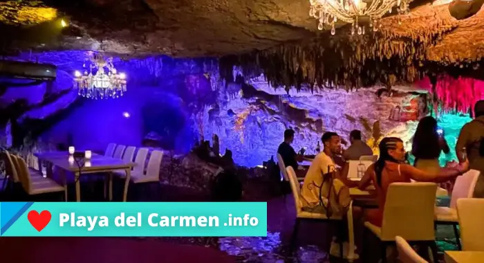 Restaurante Alux construido en una cueva subterránea. Su menú de cocina mexicana contemporánea.